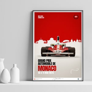 Peut inclure: Une affiche rouge et blanche avec un cadre noir représentant une voiture de course de Formule 1 rouge avec le texte "NIKI LAUDA FERRARI 312T GRAND PRIX AUTOMOBILE DE MONACO 10 & 11 MAI 1975 1975"