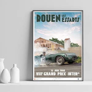 Può includere: Un poster vintage che pubblicizza la VIII Grand Prix Interal a Rouen Les Essarts, Francia, il 12 giugno 1960. Il poster presenta un'auto da corsa verde con il numero 8 sul lato, che guida su una pista con un edificio sullo sfondo.