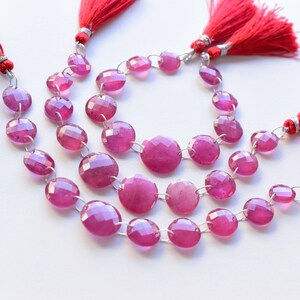 10 piezas Ruby Glass relleno facetado redondo cuentas naturales piedra preciosa Briolette doble taladro línea de cuentas / Ruby Strand I 18x18x4 a 10x10x3 mm