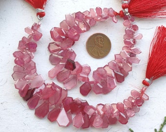 6 inch Glas Gevuld Ruby Faceted Geometrische Crown Cut Ongelijke Vorm Behandelde Edelsteen Side Drill Beads Line | Groothandel Ruby Beads Strand