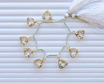 Conjunto de 8 peças de pingentes de cristal de quartzo facetado com corte trilhão, banhados a ouro e engastados em bisel. Pedras preciosas naturais | 12x12,5x7 a 12x12x7 mm
