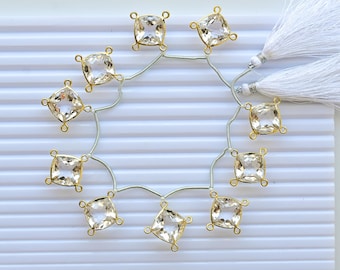 Conjunto de 10 peças de cristal de quartzo facetado com corte almofada, banhado a ouro, engastado em bisel com quatro pinos de fixação | 17x17x9 a 16x16x9 mm