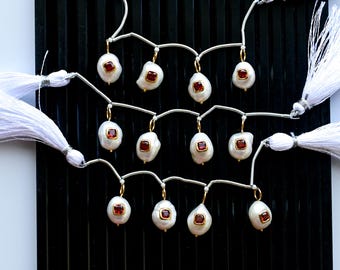 Conjunto de 4 peças de pérolas barrocas de água doce com granada, engastadas em ouro vermeil 18K com pino de fixação de 4 mm de diâmetro interno | Faça Você Mesmo | 12x10x8 a 12x10x7 mm