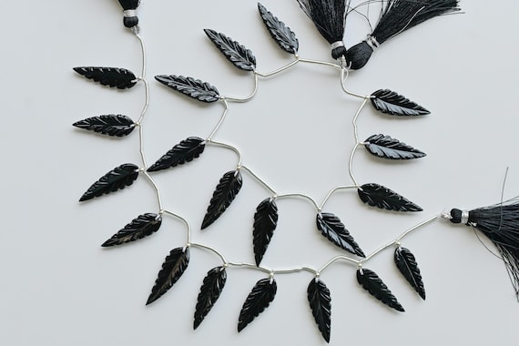 ブラックオニキス彫刻ロングリーフビーズ 10個 | 天然宝石フェイス