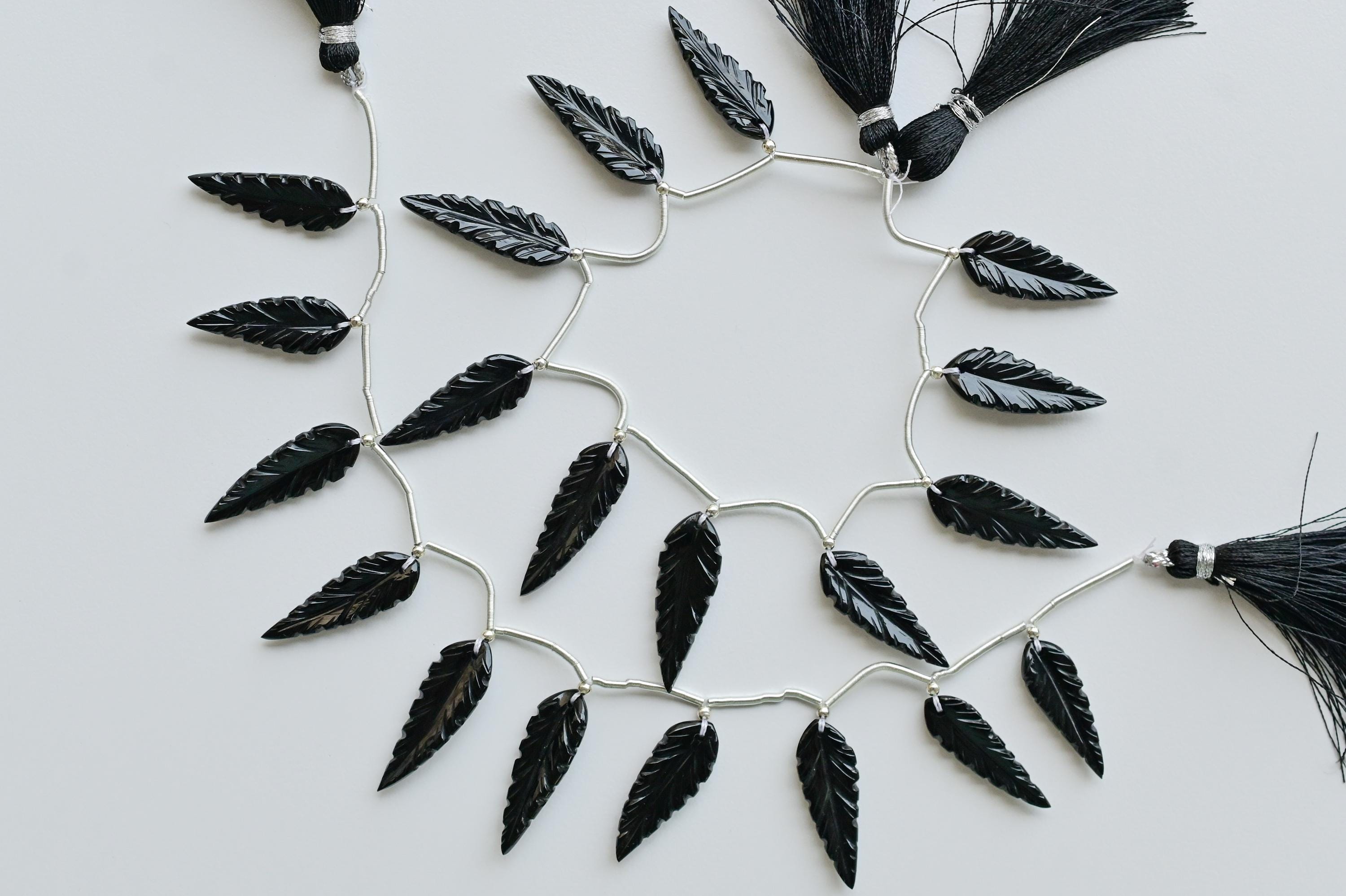 ブラックオニキス彫刻ロングリーフビーズ 10個 | 天然宝石フェイス