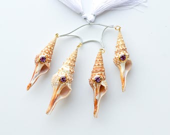 Conjunto de 4 pingentes de concha natural Turritella Spire com incrustações de ametista, banhados a ouro e com fecho de pino | 76x25x24 a 64x20x19 mm