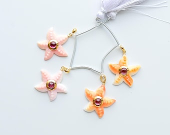 Conjunto de 4 peças de pingentes em forma de estrela-do-mar rosa e laranja natural com incrustações de granada rodolita, banhados a ouro e com fecho de pino | 24x24x6 a 23x25x6 mm