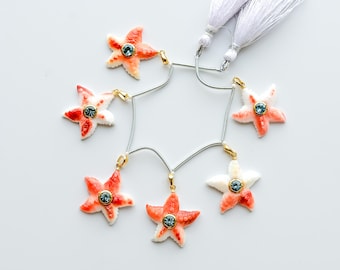 Conjunto de 6 pingentes em forma de concha de estrela-do-mar vermelha natural com incrustações de topázio azul, banhados a ouro e prata com fecho de pino | 24x25x5 a 24x24x5 mm
