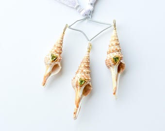 Conjunto de 3 pingentes de concha Turritella natural com peridoto, banhados a ouro e prata, com fecho de pino articulado | 62x20x20 a 54x18x18 mm