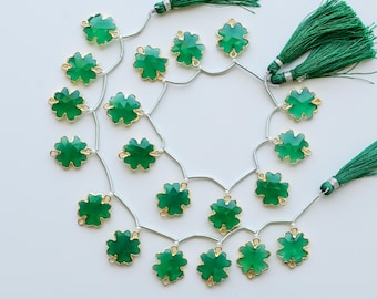 Conjunto de 10 peças de contas de pedra preciosa natural em ônix verde, lapidação trevo de quatro folhas, corte briolette, banhadas a ouro, com engaste em bisel | 15x15x4 mm