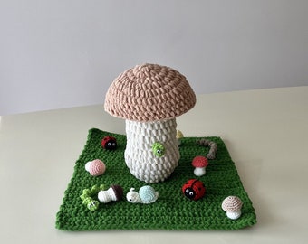 Crocheter des champignons, des vers, des escargots, des coccinelles sur un motif de pelouse