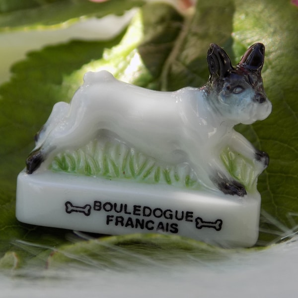 BOULEDOGUE FRANCAIS. BULLDOG. Scultura Cane In Miniatura.Scultura Cane In Miniatura.Chien La Razza E Porcellana.Figurina Porcellana Cane.Cani!