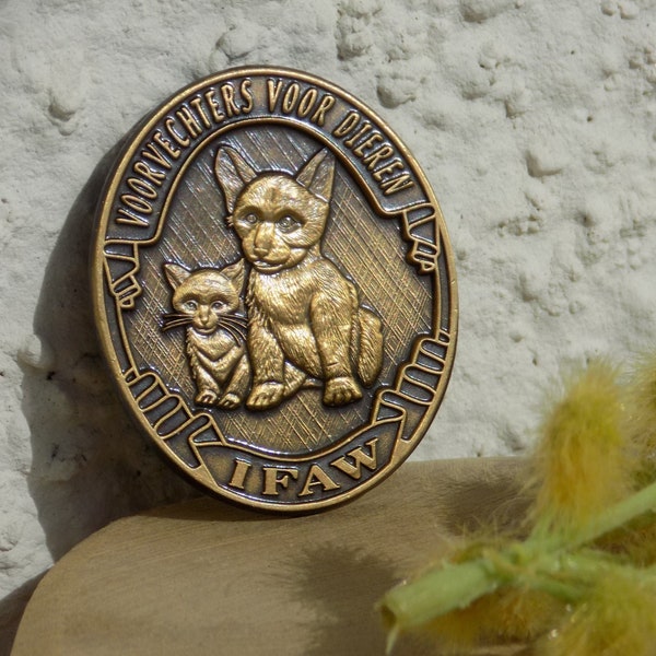 VINTAGE IFAW BRONZE Colored Metal Dog And Cat Brooch.Hunde-Und Katzenbrosche.Hond en Kat Broche.Spilla Cane E Gatto.Animal Brooch.Kadotip!