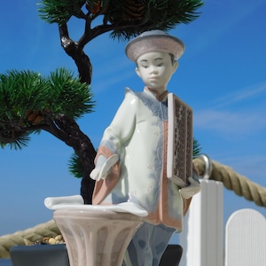 LLADRÓ #6177 ASIAN SCHOLAR Porcelain Figurine.Rare Retired Lladró Hand Made In Spain Figurine.Nino Oriental Con Abaco.Vintage Lladró Beeld!