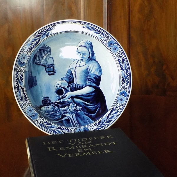 THE KITCHEN GIRL d’après Johannes Vermeer.Royal Goedewaagen Delft Blue Hand Painted Holland.Signed.Vintage Blue Delft Wall Plate MILKMAID!