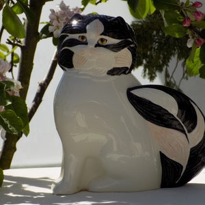 GOEBEL 1984 SELIM PORCELAIN Cat Figurine.Goebel West Germany Cat Figurine.Selim Black and White Cat Figurine in Good Condition.Vintage Cat!
