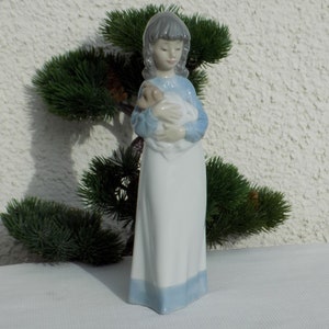 NAO BY LLADRÓ #1118 Someone To Love Figurine.Recogiendo Su Perrito.Collectible Nao By Lladró Porcelain.Girl With Dog.Meisje Met Hond Beeld!