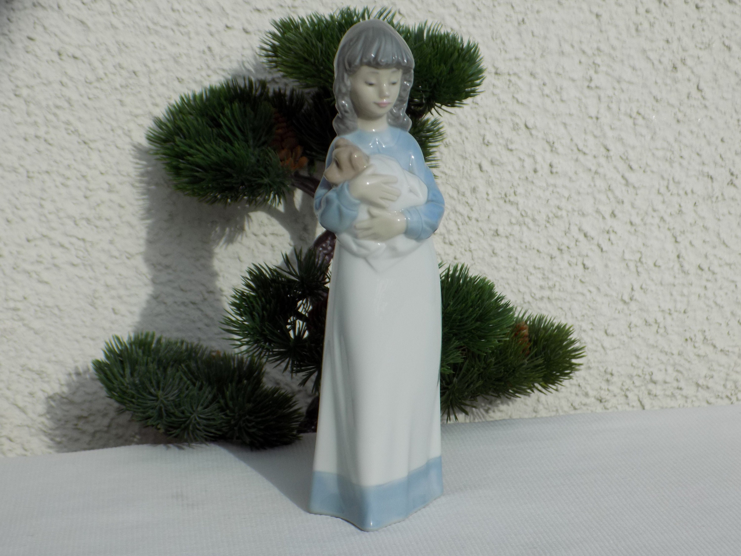 Porcelain Girl Figure. LLADRÓ A Gift from My Sweetheart Girl Figurine Porcelain Girl Figure. LLADRÓ A Gift from My Sweetheart Girl Figurine