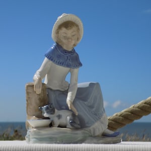 NAO BY LLADRÓ Milk For The Cat Figurine.Nao #284.Collectable Nao By Lladró Porcelain.Hand Made In Spain.Girl With Cat Statue.Femme Avec Chat