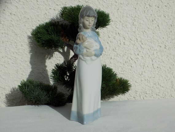 NAO BY LLADRÓ #1118 Someone to Love Figurine.recogiendo Su