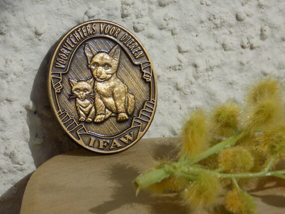 Broche Vintage Chien En Métal Doré Et Blanc - Années 1990 - Occasion - Idéale Pour Customiser Un Vêtement