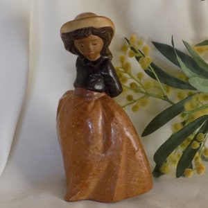 NAO von LLADRÓ #1039 „Little Girl On Placid Walk“, Figur mit Gres-Finish. Nao von Lladró im Ruhestand, Sammlerstück. Geschenk von Nao von LLADRÓ. Nao-Statue