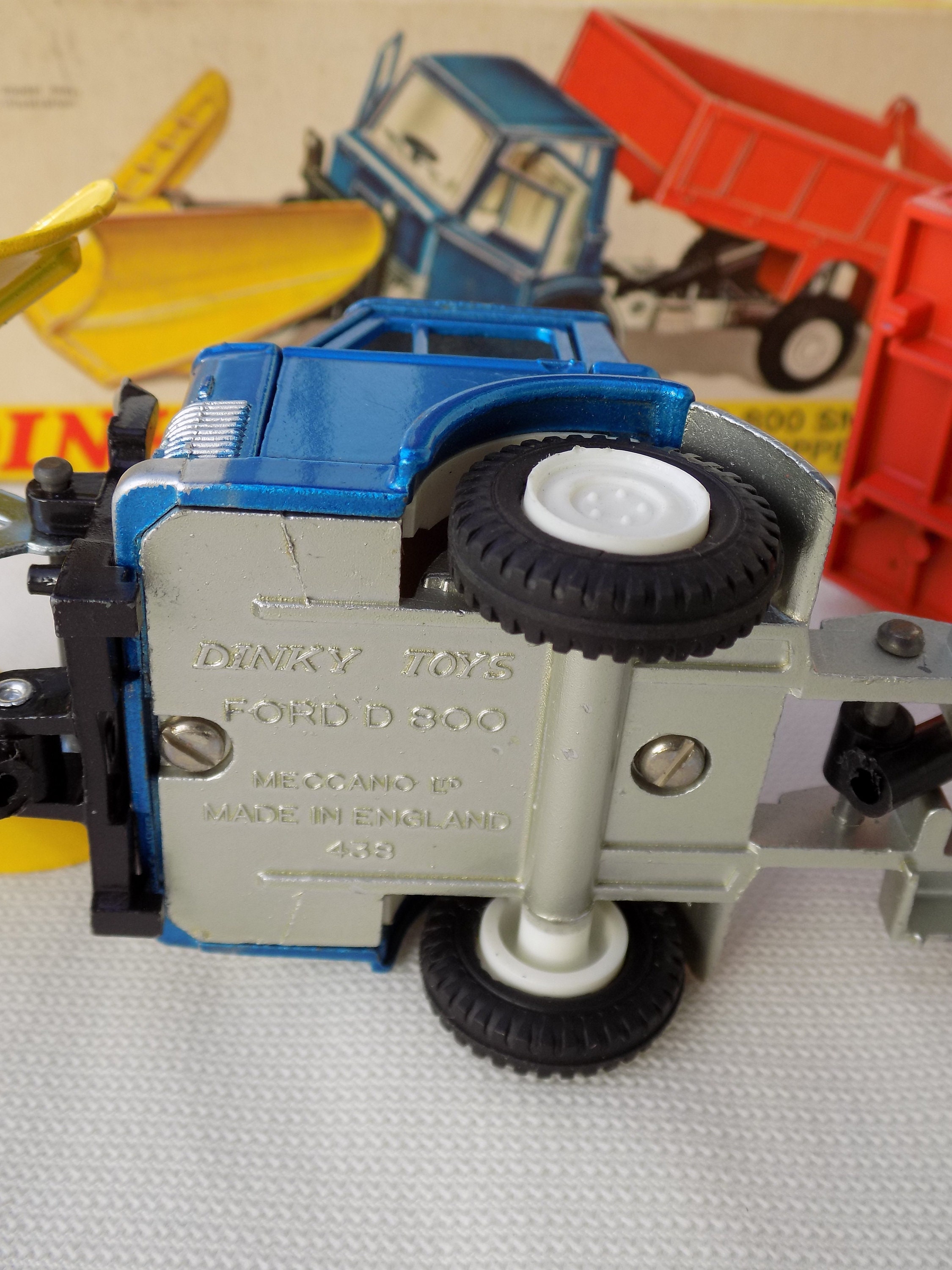 DINKY TOYS 439 FORD D.800 Snow Plow and Tipper Truck.mint in