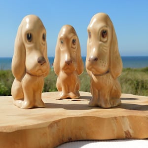 SYLVAC #2938 HUNDFIGURINER. 3-delar. Matchande SylvaC England märkta keramikhundfigurer. Vintage SylvaC djursamling. Vintage hundfigurer