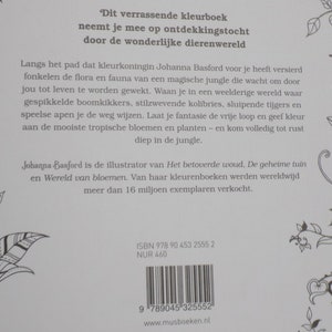 K&ouml;nnte beinhalten: Ein Buchcover mit einer farbenfrohen Illustration einer Dschungelszene. Der Text auf dem Cover lautet "Dieses &uuml;berraschende Malbuch nimmt dich mit auf eine Reise durch die erstaunliche Tierwelt." Das Buch ist von Johanna Basford, der Illustratorin von "Der verzauberte Wald", "Der geheime Garten" und "Die Welt der Blumen".