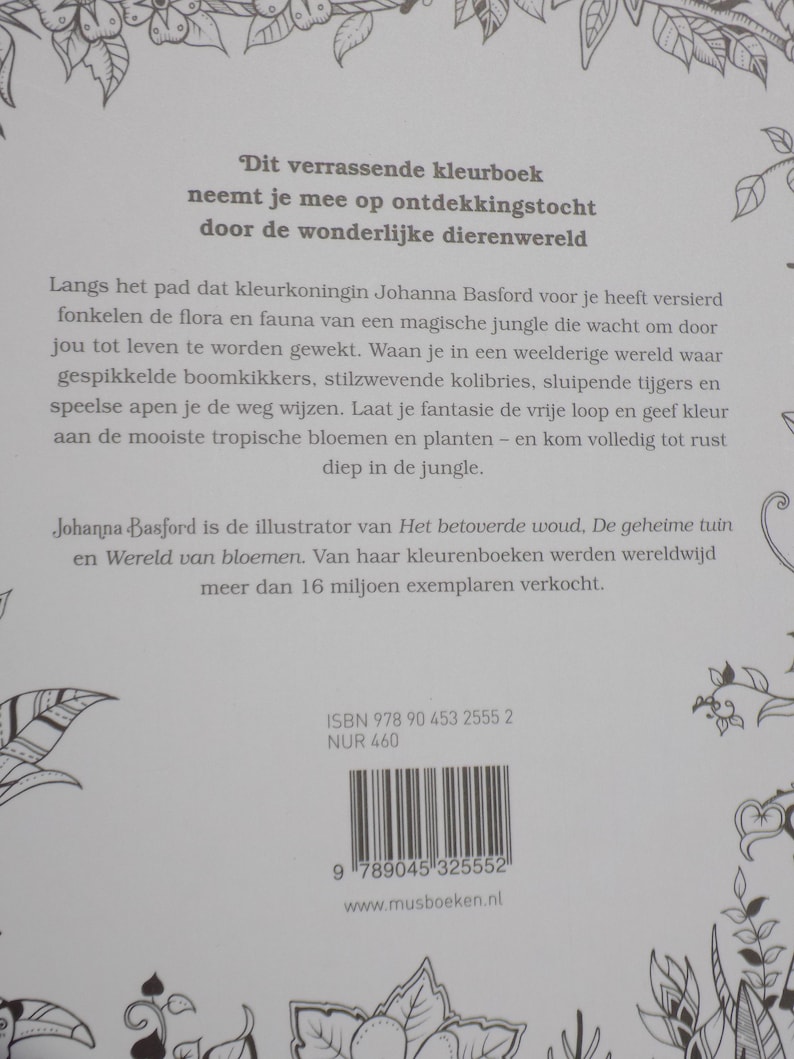 K&ouml;nnte beinhalten: Ein Buchcover mit einer farbenfrohen Illustration einer Dschungelszene. Der Text auf dem Cover lautet "Dieses &uuml;berraschende Malbuch nimmt dich mit auf eine Reise durch die erstaunliche Tierwelt." Das Buch ist von Johanna Basford, der Illustratorin von "Der verzauberte Wald", "Der geheime Garten" und "Die Welt der Blumen".