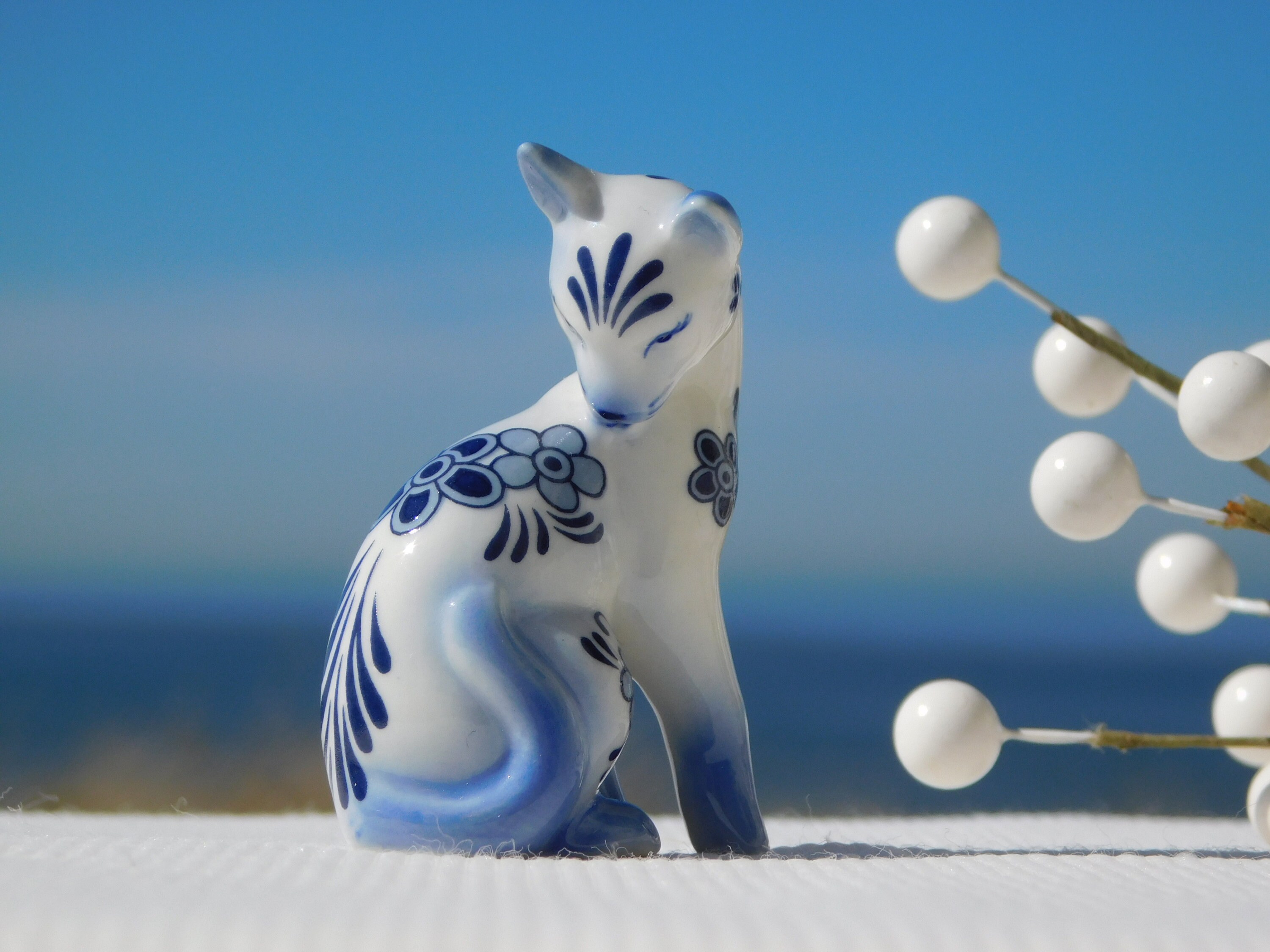 FRANKLIN MINT CURIO Cabinet Cat 1986.the Delft Style Cat Figurine