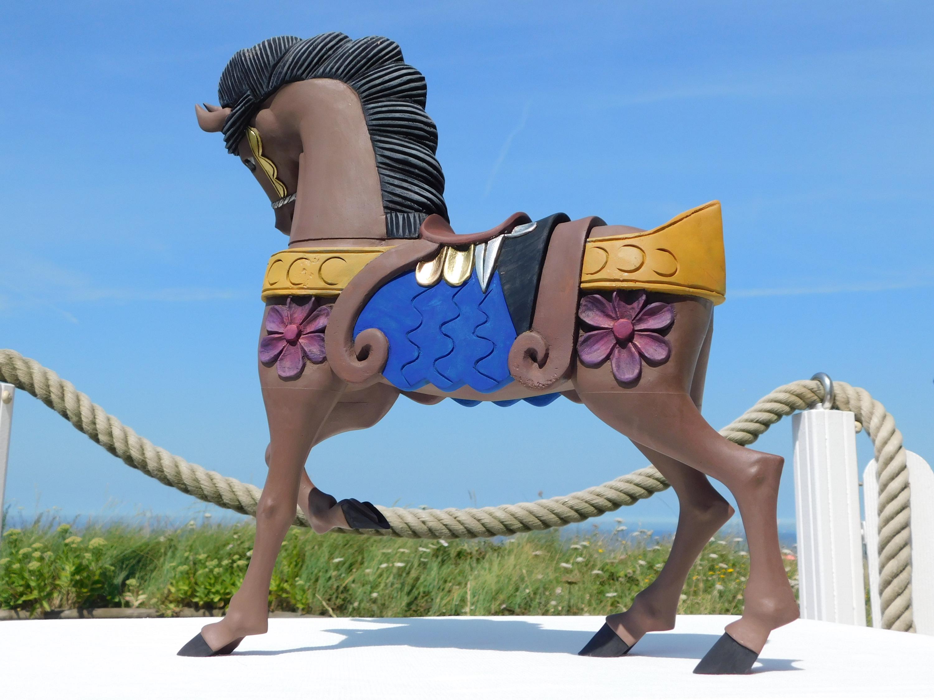 木彫りの馬の像。アクションで描かれた43cmの木馬。ホルツフェルド