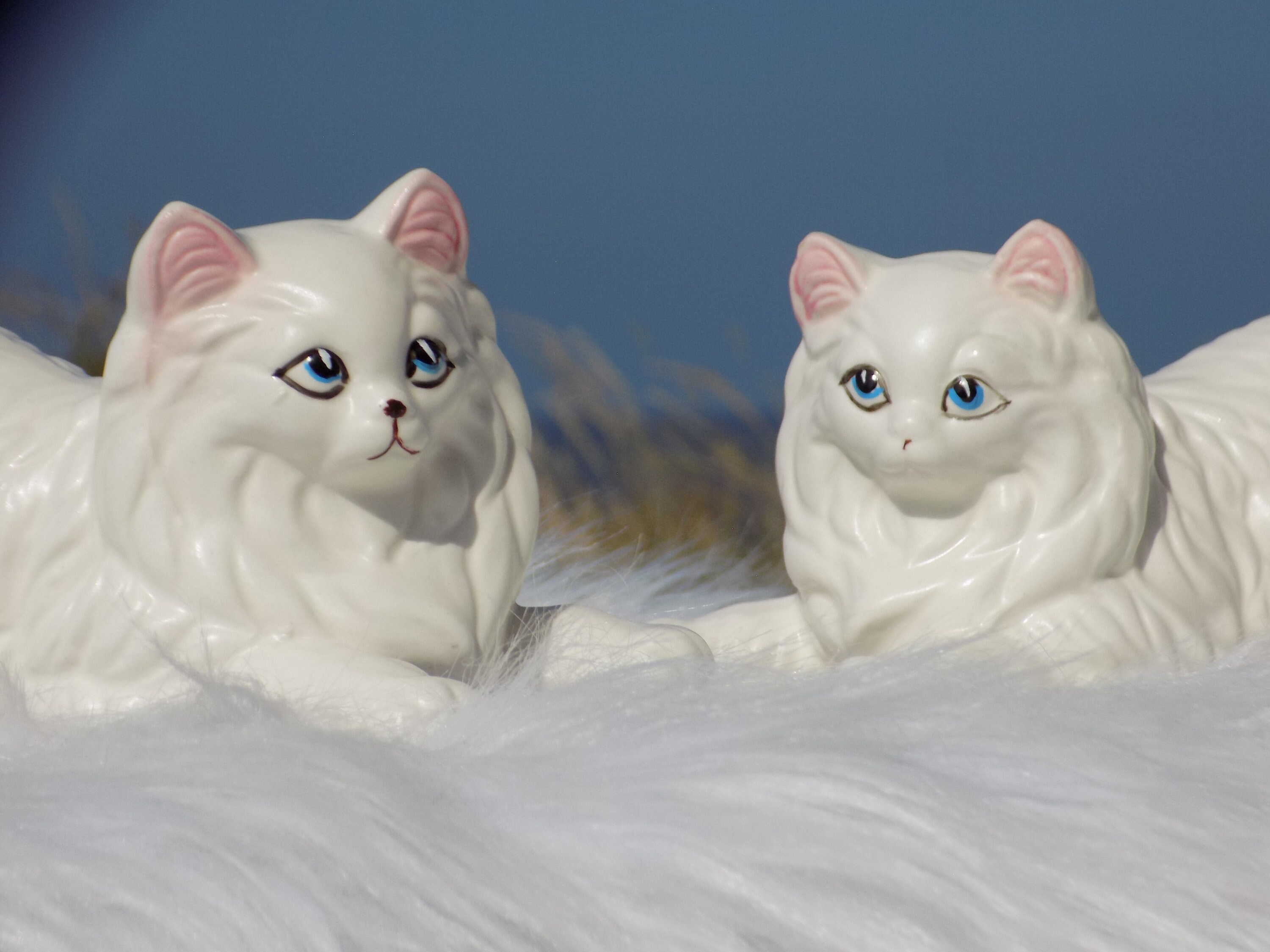 VINTAGE CERAMIC Blue Eyes Cat Figurines in Good Condition