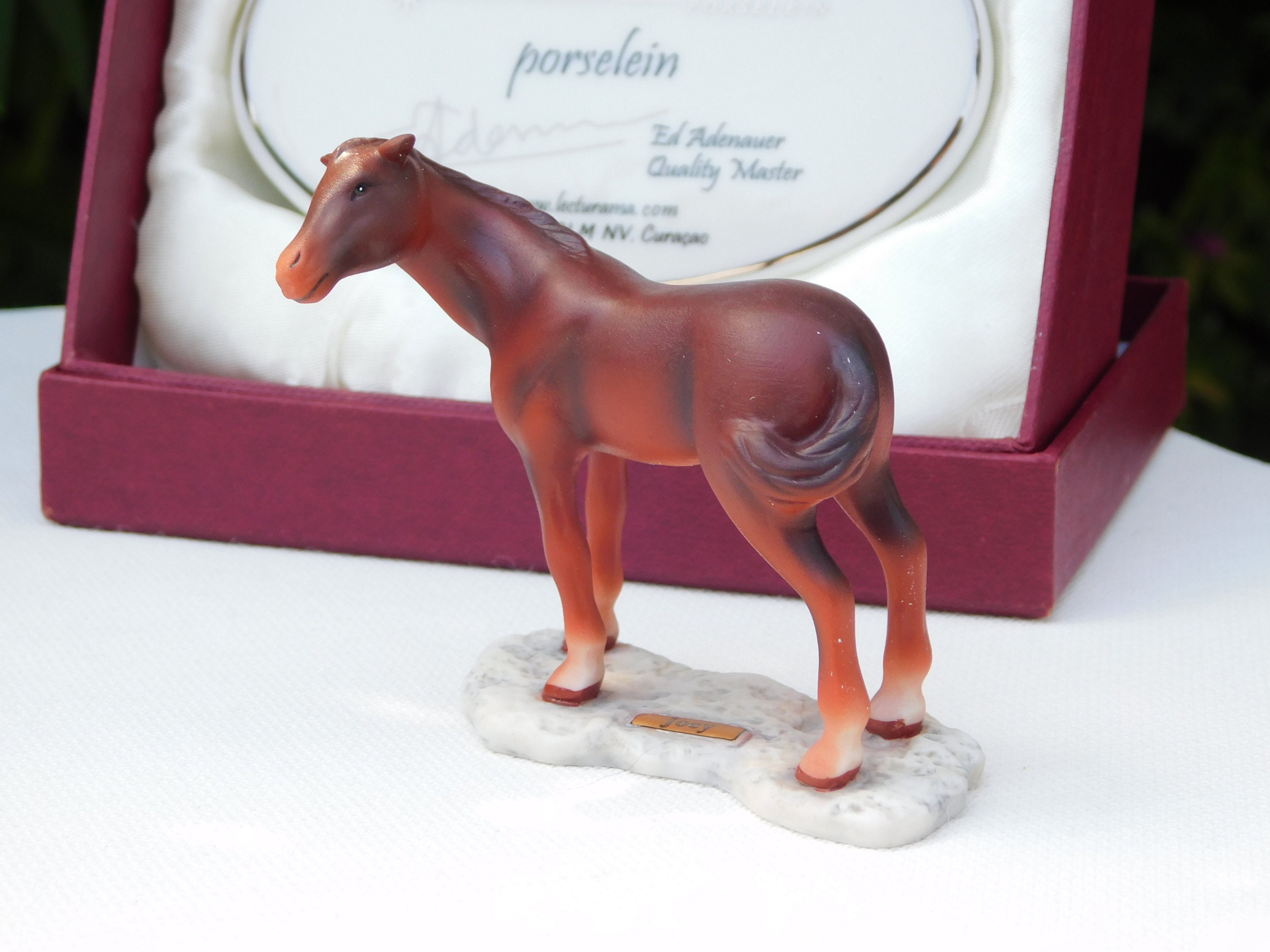 ZILLERMAHLER 磁器馬の置物。ツィラーマーラー ビスケット磁器馬