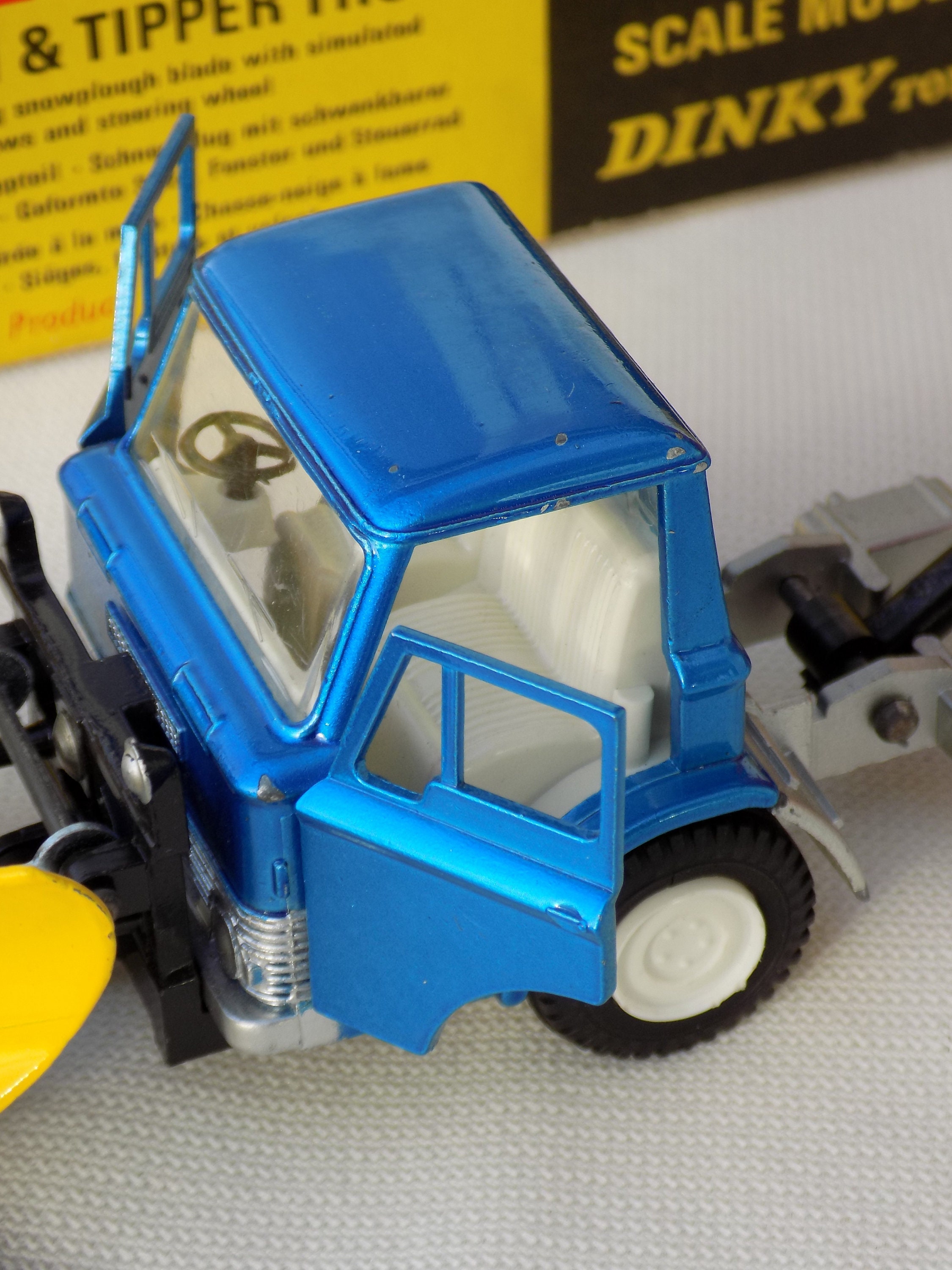 DINKY TOYS 439 FORD D.800 Snow Plow and Tipper Truck.mint in