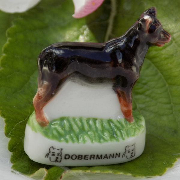 DOBERMANN.DÓBERMAN Miniature Dog Sculpture.Miniature Dog Sculpture.Chien De Race En Porcelaine.Porcelain Figurine Dog.Cani!