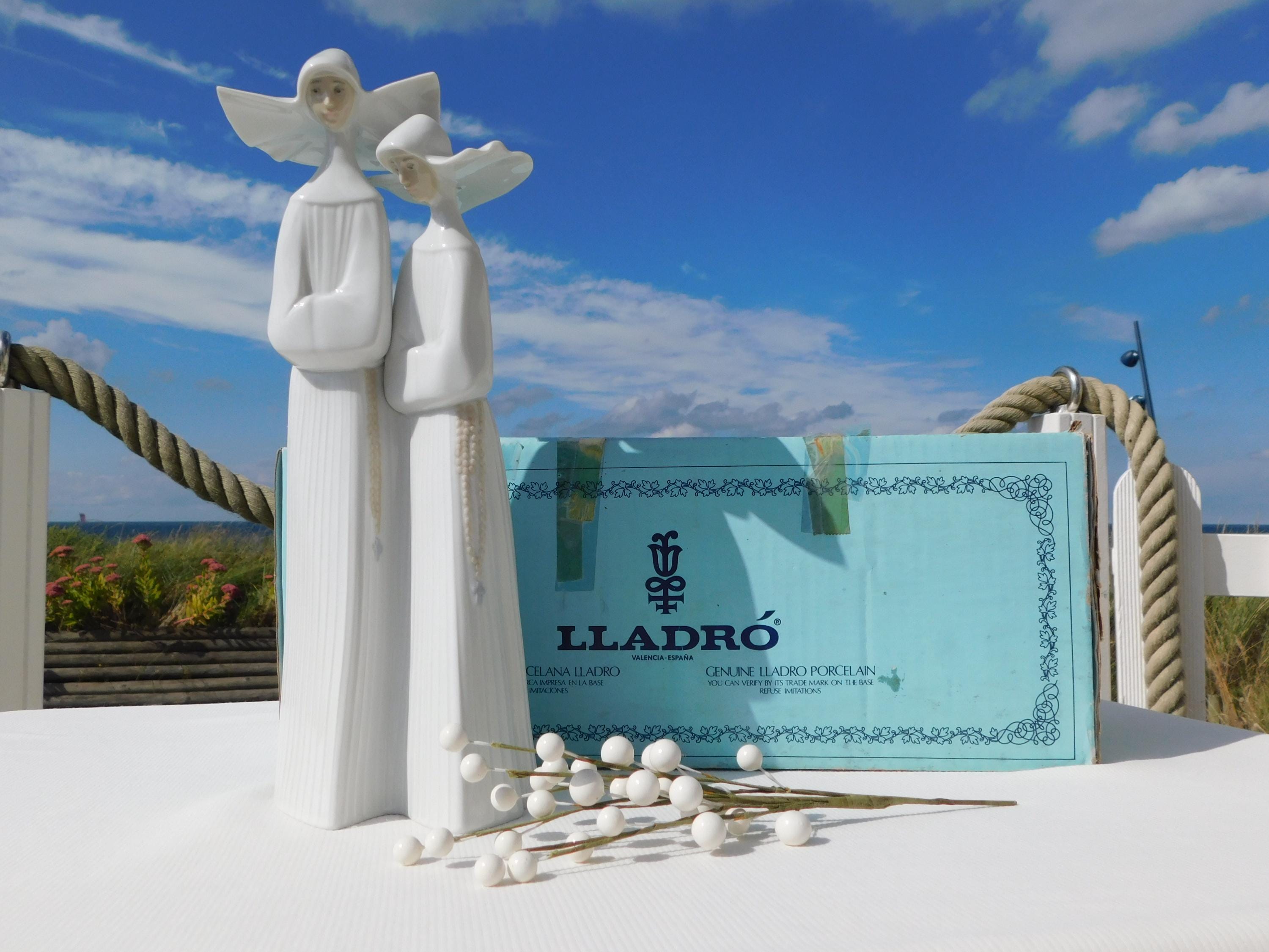 LLADRÓ#4611 MONJAS Figurine.collectible Spanish Porcelain
