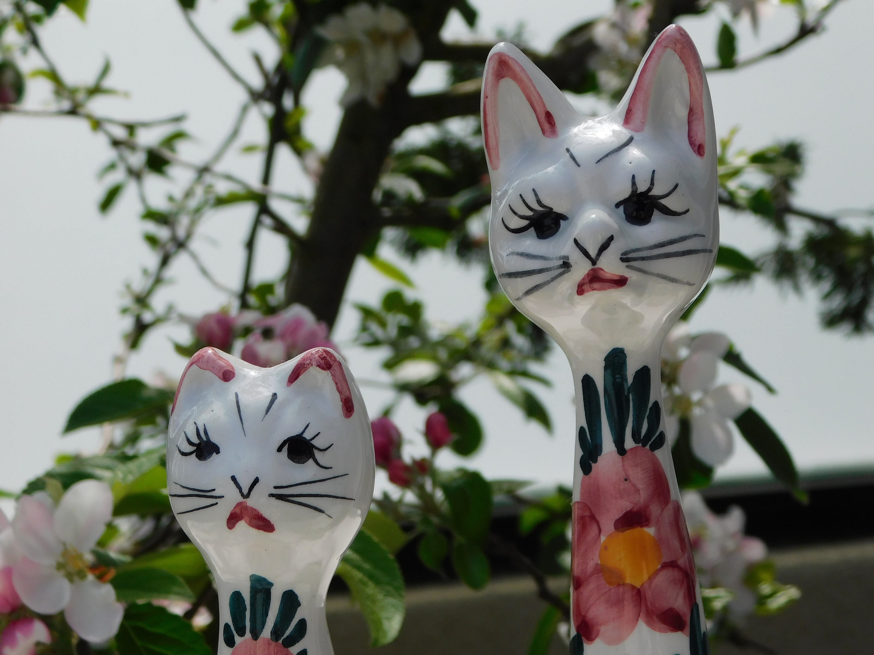 陶器の猫の置物。ビンテージの花柄で装飾された手描きの猫。Kat