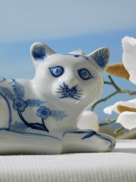 青い猫の置物 アンティーク 骨董 ヴィンテージ青白磁器猫の置物。花柄の装飾猫。磁器猫の彫刻