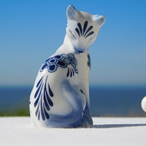 FRANKLIN MINT CURIO Cabinet Cat 1986.the Delft Style Cat Figurine