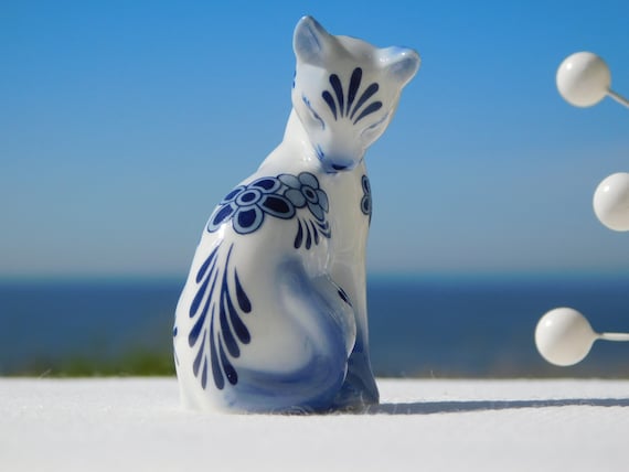 FRANKLIN MINT CURIO Cabinet Cat 1986.the Delft Style Cat Figurine