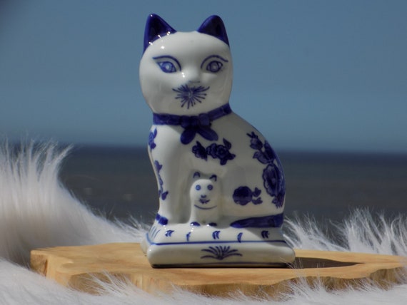 VINTAGE BLUE WHITE Porcelain Cat With Kitten Figurine.porcelain Cat With Kitten  Figurine.asian Blue White Cat Art.chat.gatto.porzellankatze -  Canada