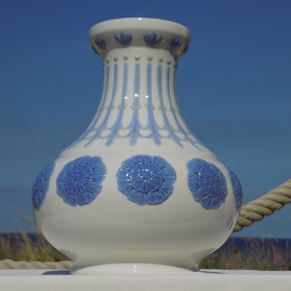 NAO BY LLADRÓ Blau Weiße Vase.Vintage Nao Floral Muster Vase.Julio Fernandez Bildhauer.Pensionierte Nao Vase.Sammler Nao Porzellan.