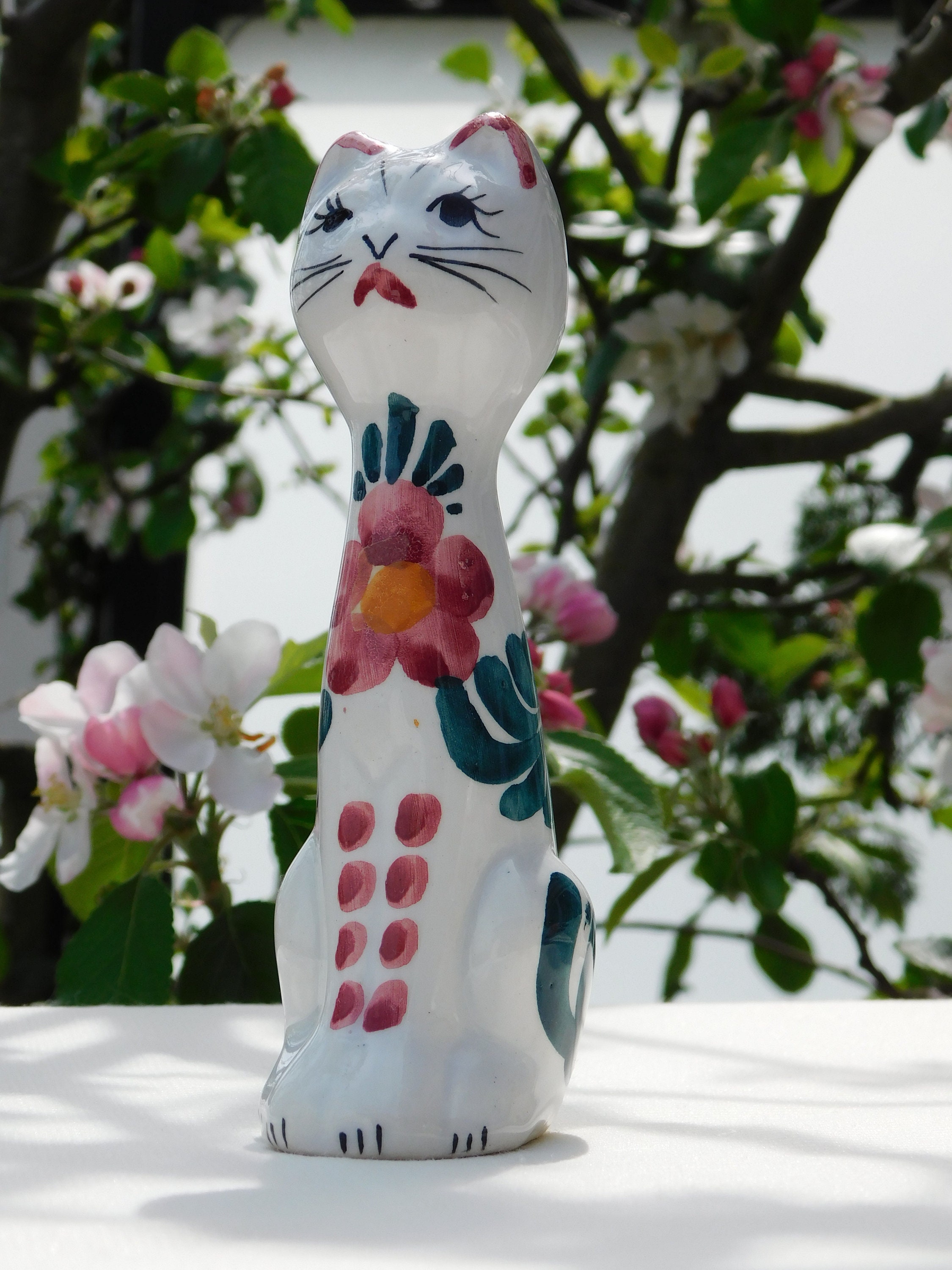 陶器の猫の置物。ビンテージの花柄で装飾された手描きの猫。Kat