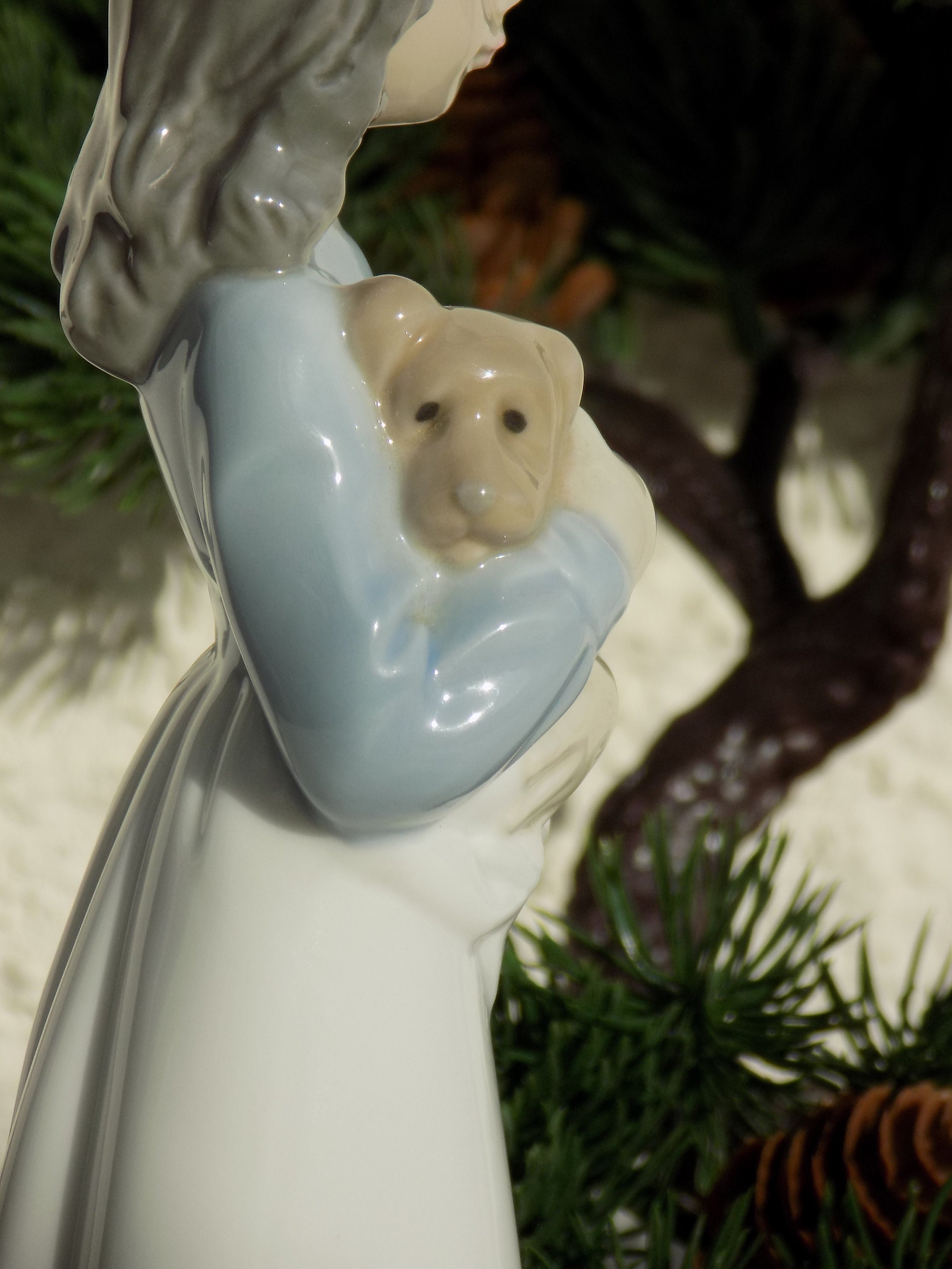 NAO BY LLADRÓ #1118 Someone to Love Figurine.recogiendo Su