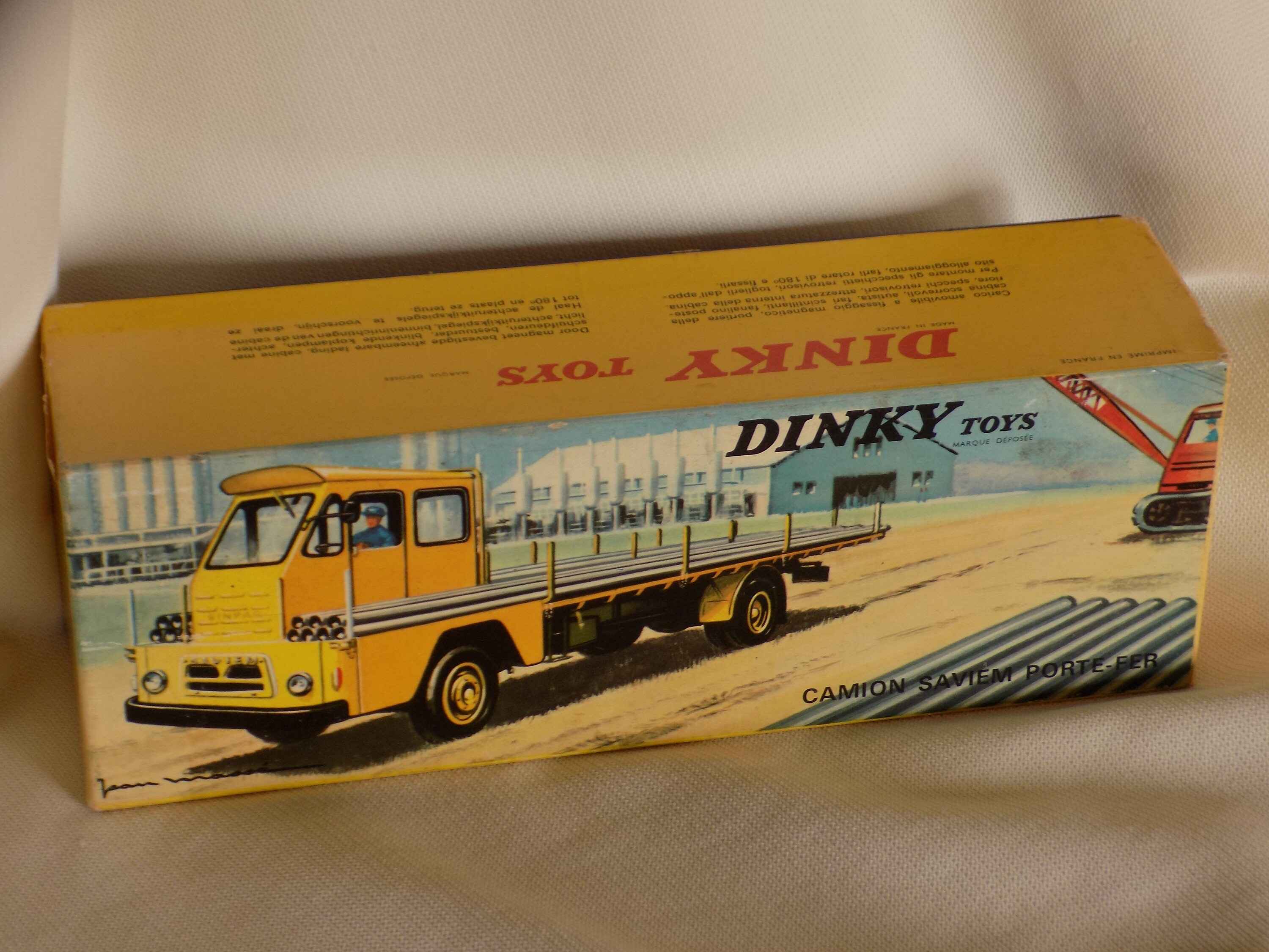 DINKY TOYS 885 CAMION Saviem Porte-fer.made in France.nmib