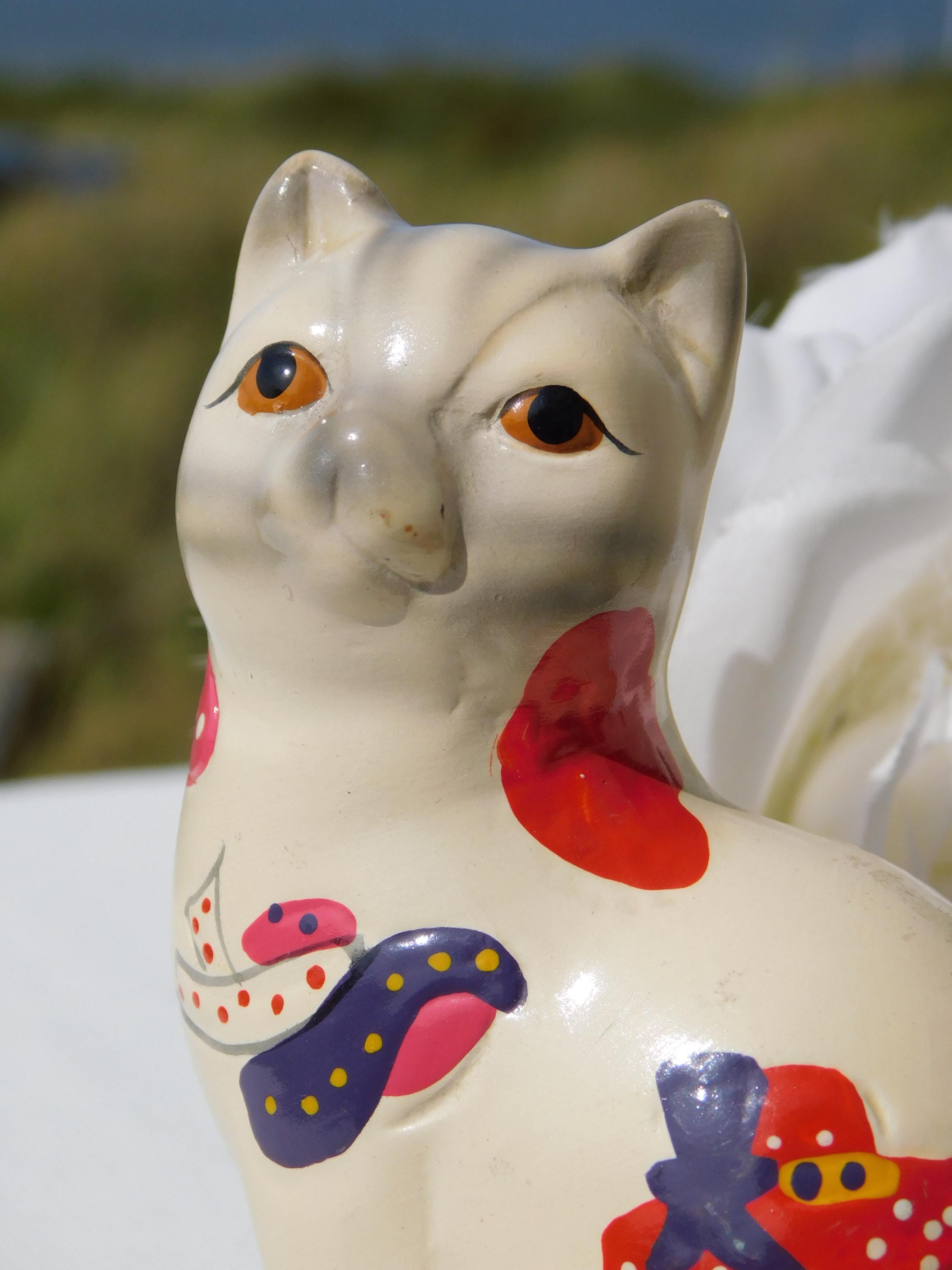 ヴィンテージ帽子で装飾された陶器の猫の置物。手描き、ハンドメイドの 
