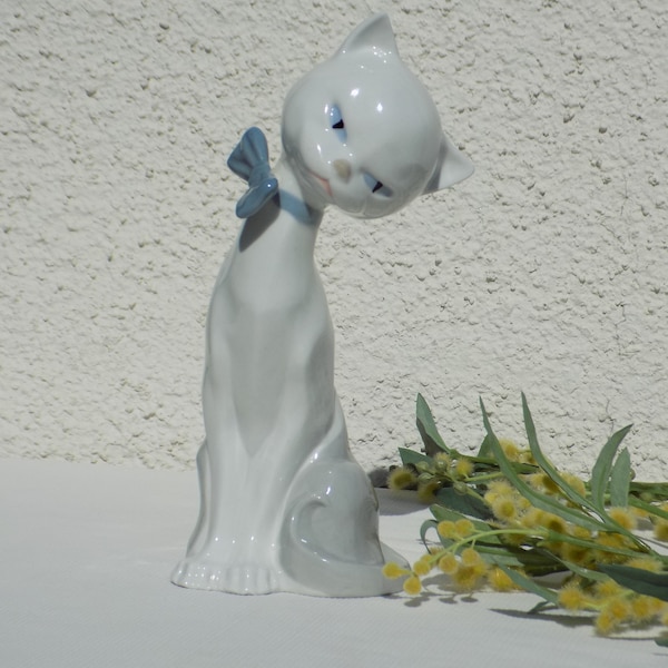 VINTAGE MADE IN Spain Ceramic Cat Figurine.White Cat With Blue Bow.Spanish Cat Pottery.Collectible Cat Art.Spanish Cat Figurine.Beeld Kat!