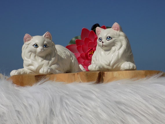 VINTAGE CERAMIC Blue Eyes Cat Figurines in Good Condition