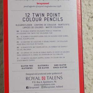 K&ouml;nnte beinhalten: Eine Schachtel mit 12 zweifarbigen Buntstiften in einem rot-wei&szlig;-blauen Farbschema. Die Schachtel tr&auml;gt den Markennamen "Bruynzeel" und den Text "12 Twin Point Color Pencils". Die Schachtel enth&auml;lt auch Informationen &uuml;ber die Stifte in mehreren Sprachen, darunter Englisch, Niederl&auml;ndisch, Franz&ouml;sisch, Deutsch, Spanisch und Italienisch. Die Schachtel ist in China hergestellt und glutenfrei.